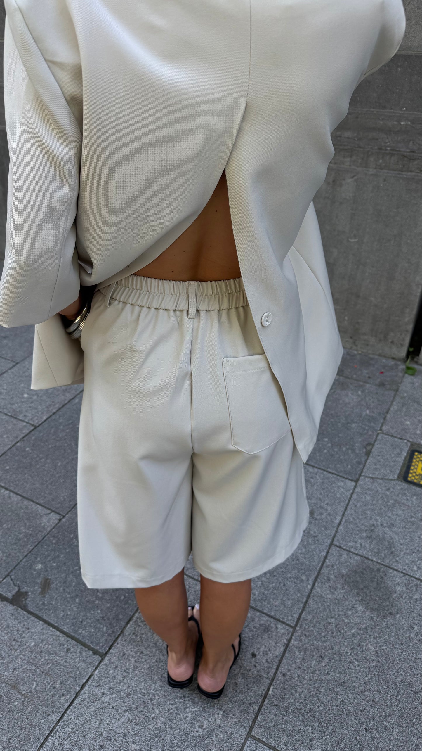 BERMUDA SHORT - BEIGE