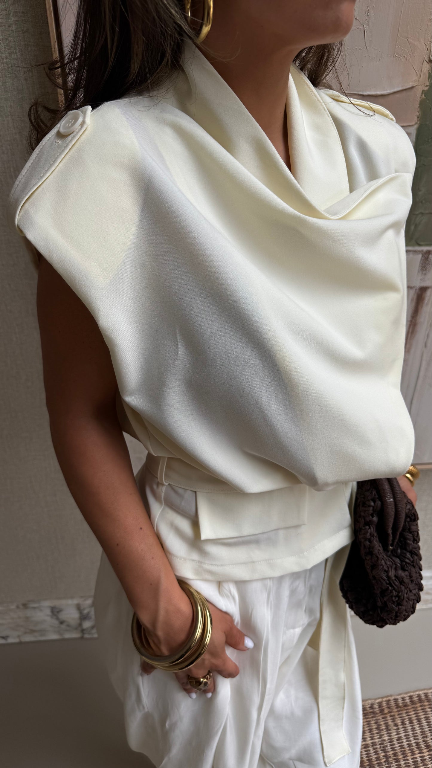 DETAILED TOP WITH SHOULDERPADS - CREME
