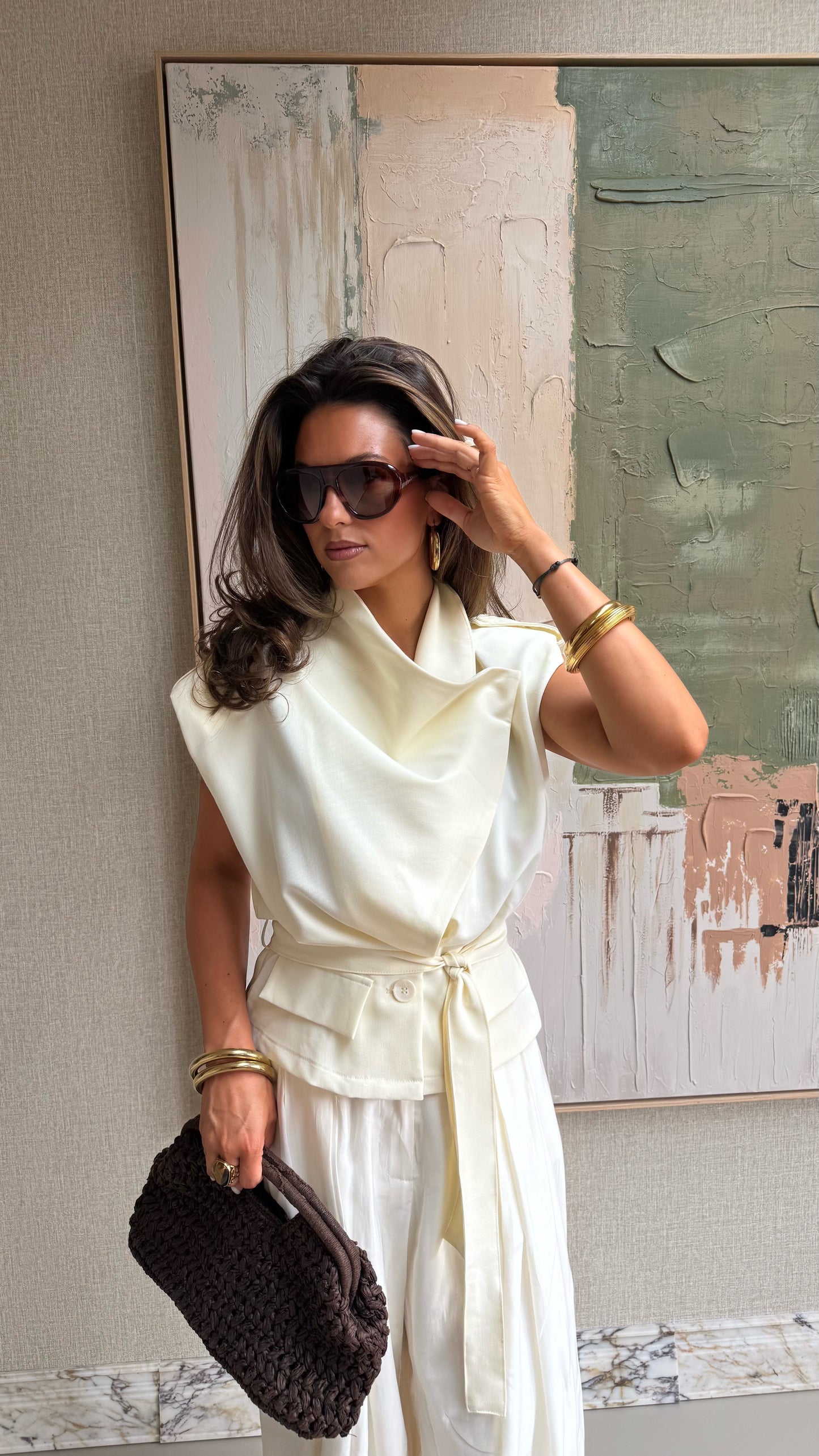 DETAILED TOP WITH SHOULDERPADS - CREME