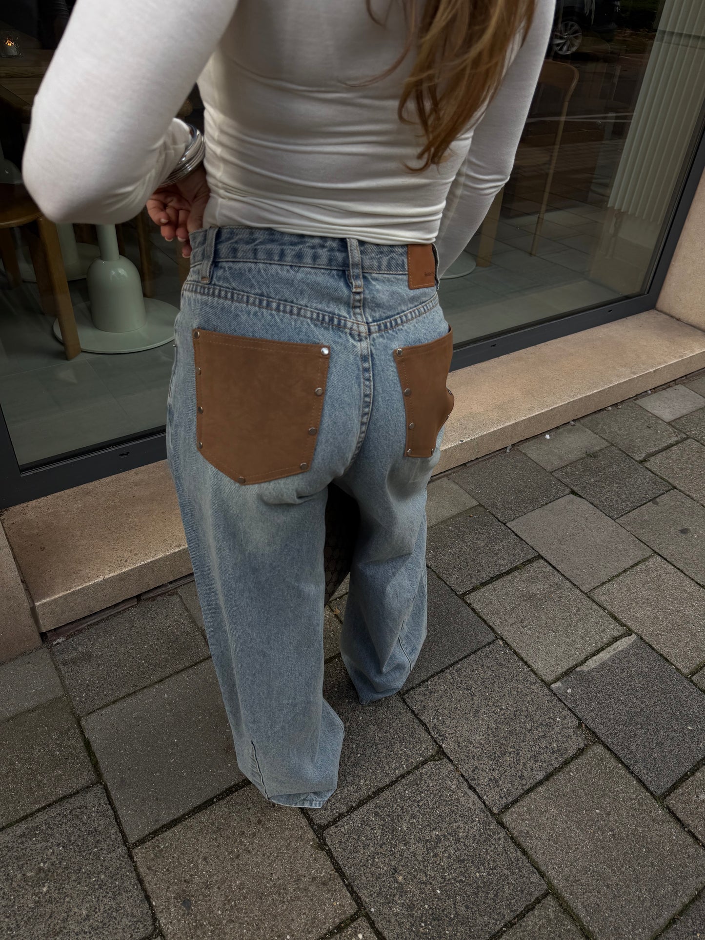 DETAILED JEANS
