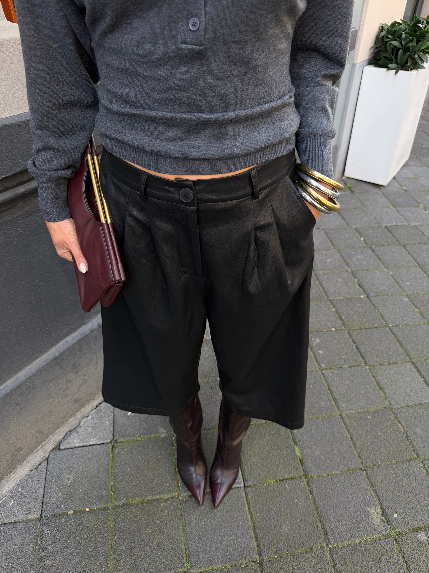LEATHERLOOK BERMUDA - BLACK